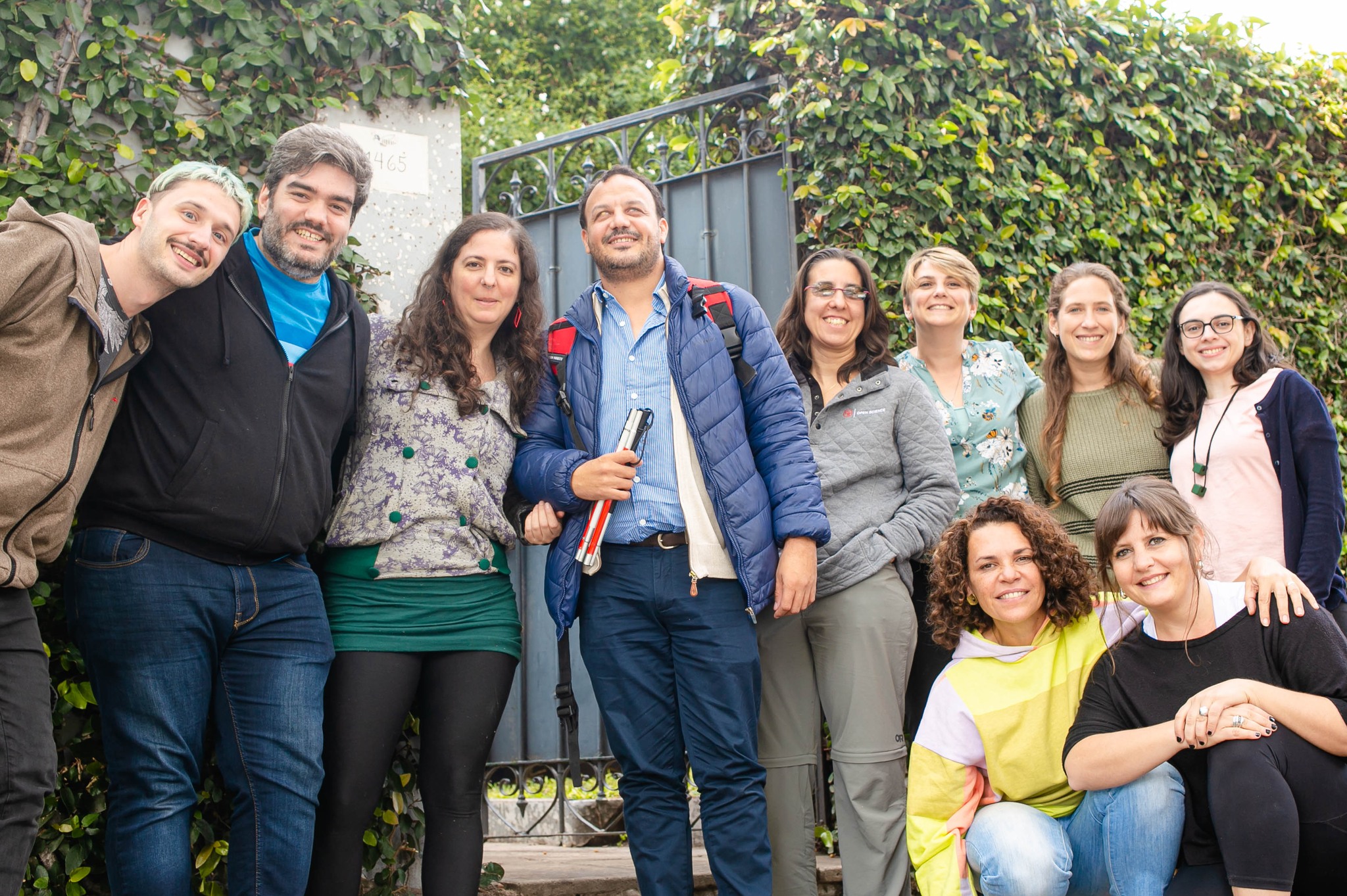 Imagen de la primera juntada presencial de MetaDocencia, en 2023. En la imagen se ve al equipo en frente de una casa, con ropa informal y sonrientes