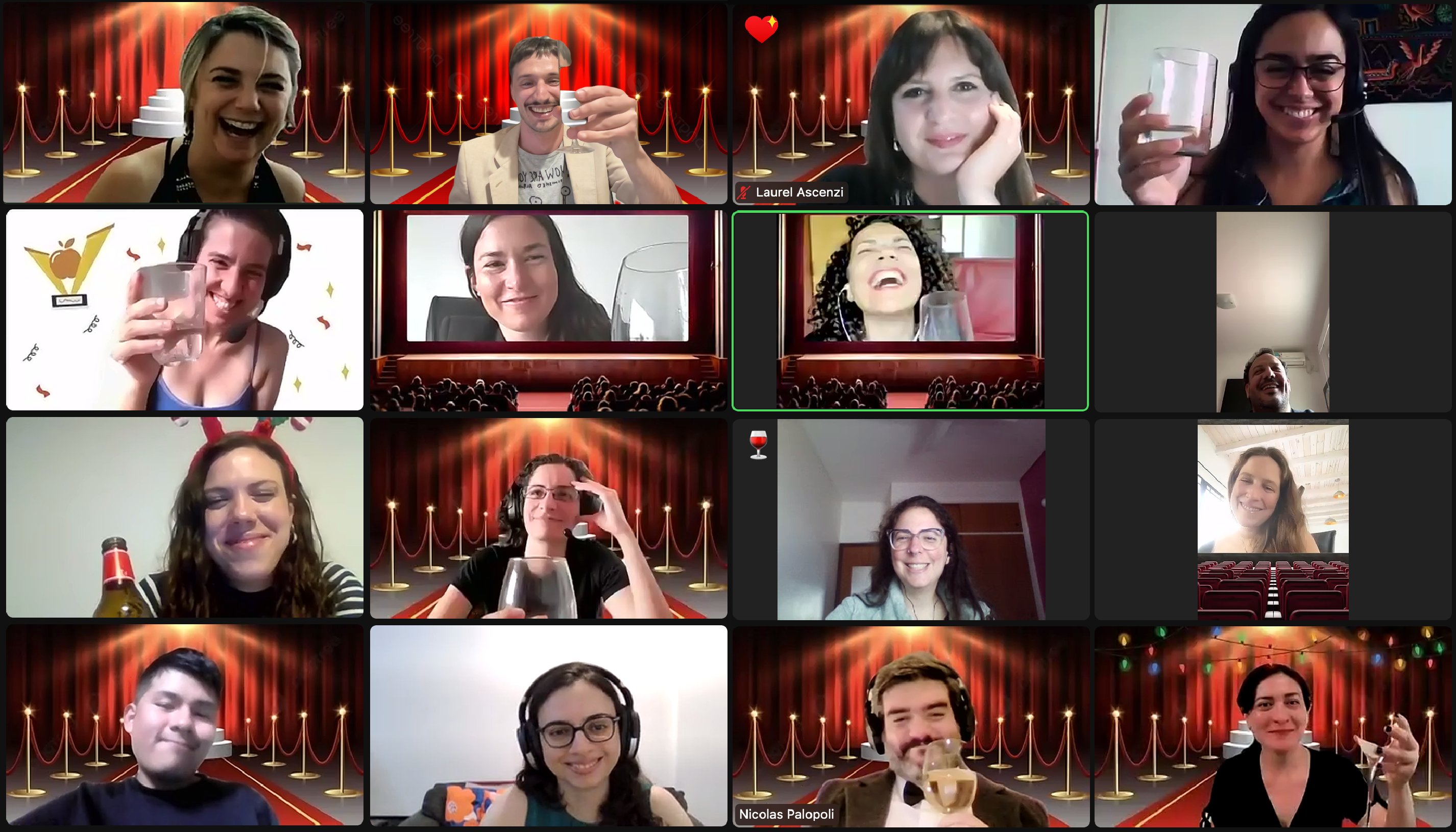 Captura de pantalla de la reunión virtual en la que entregamos los Premios Manzanita. Se ve al equipo vestido de manera elegante, brindando y sonrientes.