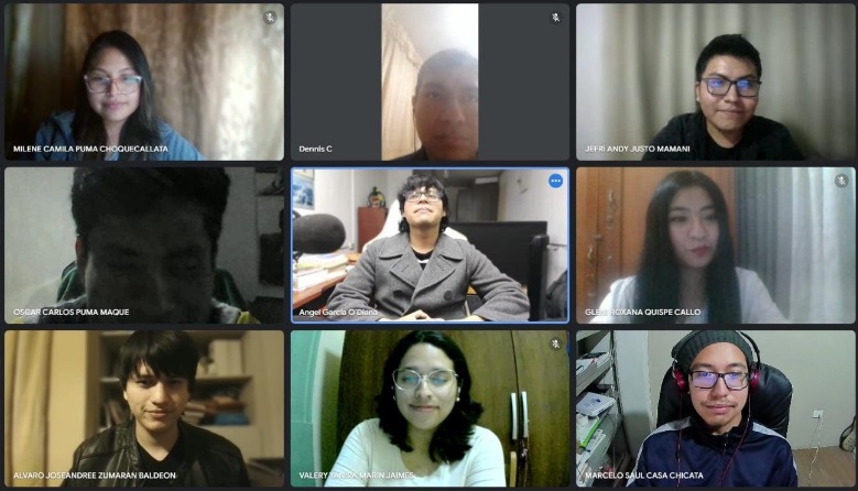 Captura de pantalla de parte de los miembros de PsiNet LAB desde las ciudades de Arequipa, Lima y Huánuco, durante una reunión de Google Meet. Los cuadros se dividen en una matriz 3x3. Desde la esquina superior izquierda hacia la esquina superior derecha se encuentran Milene (Arequipa), Dennis (Lima) y Jefri (Arequipa); desde el centro izquierda hacia el centro derecha se encuentran Carlos (Arequipa), Angel (Lima) y Gleni (Arequipa); desde la esquina inferior izquierda hacia la esquina inferior derecha se encuentran Alvaro (Lima), Valery (Huánuco) y Marcelo (Arequipa).